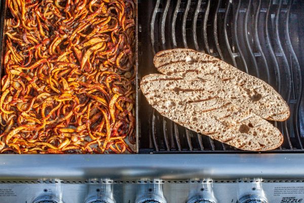 Kumru mit Weissbrot auf dem Grill