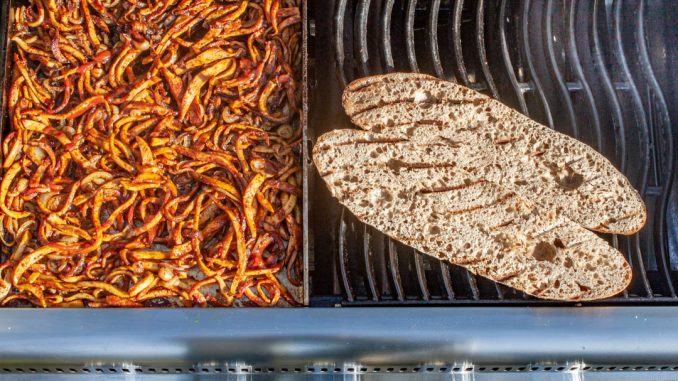 Kumru mit Weissbrot auf dem Grill