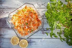 Weißkraut und Möhren für den Cole Slaw