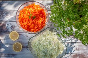 Weißkraut und Möhren geraspelt für den Cole Slaw