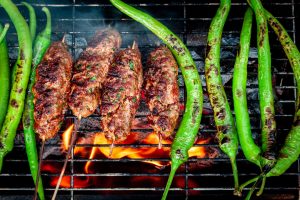 Köfte und grüne Paprika auf dem Grill