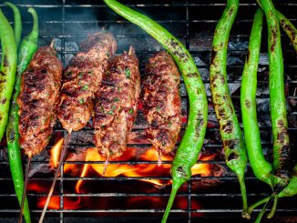 Köfte und grüne Paprika auf dem Grill