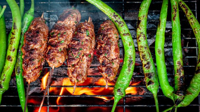 Köfte und grüne Paprika auf dem Grill