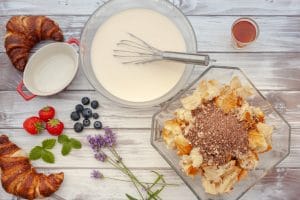 Mischung aus Ei, Milch und Sahne für den Croissant-Auflauf