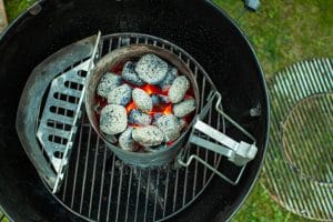 Anzündkamin auf dem Holzkohlegrill