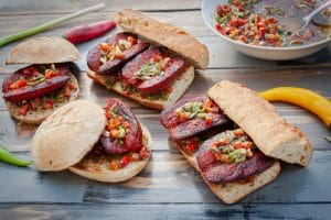 Choripan mit Chimichurri im Brötchen