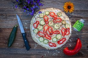 Fladenbrot mit Gemüse belegen