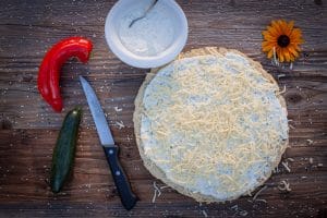 Fladenbrot mit Käse belegen