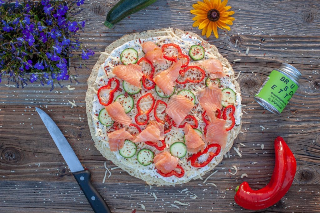 Fladenbrot mit Lachs belegen