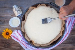 Fladenbrot mit Ei und Milch einpinseln