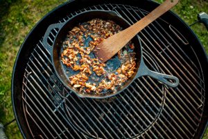 Hähnchenhaut anbraten auf dem Grill