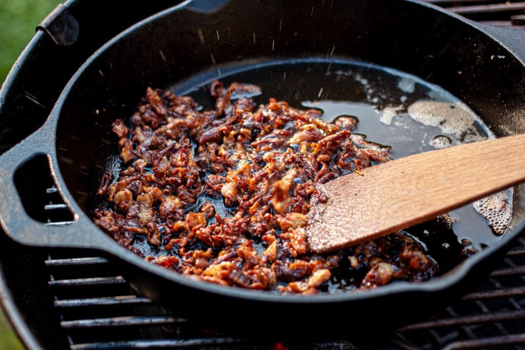 Hähnchenhaut kross anbraten auf dem Grill