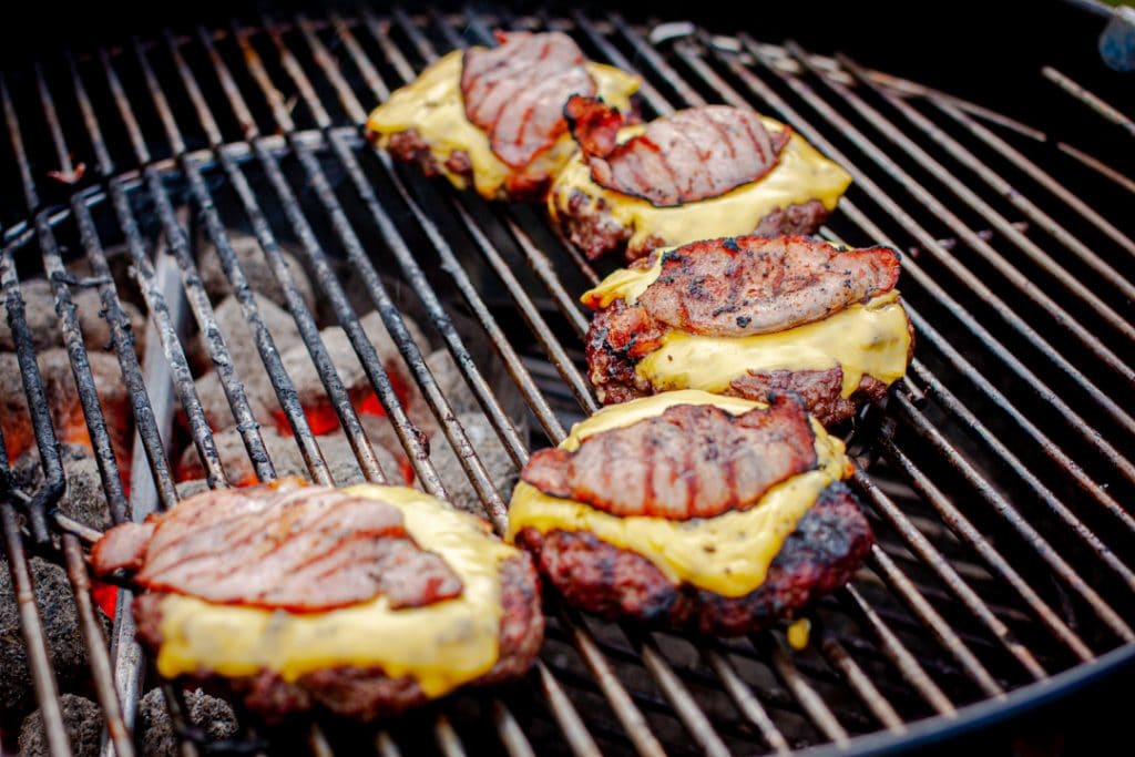 Patties mit Bacon und Käse für Hamburger