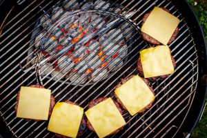 Cheeseburger Patties grillen