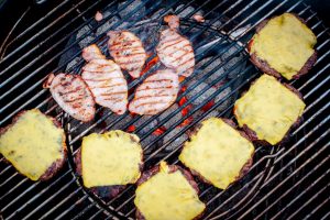 Hamburger-Patties mit Käse und Speck