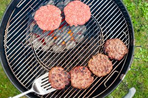 Patties auf dem Kugelgrill