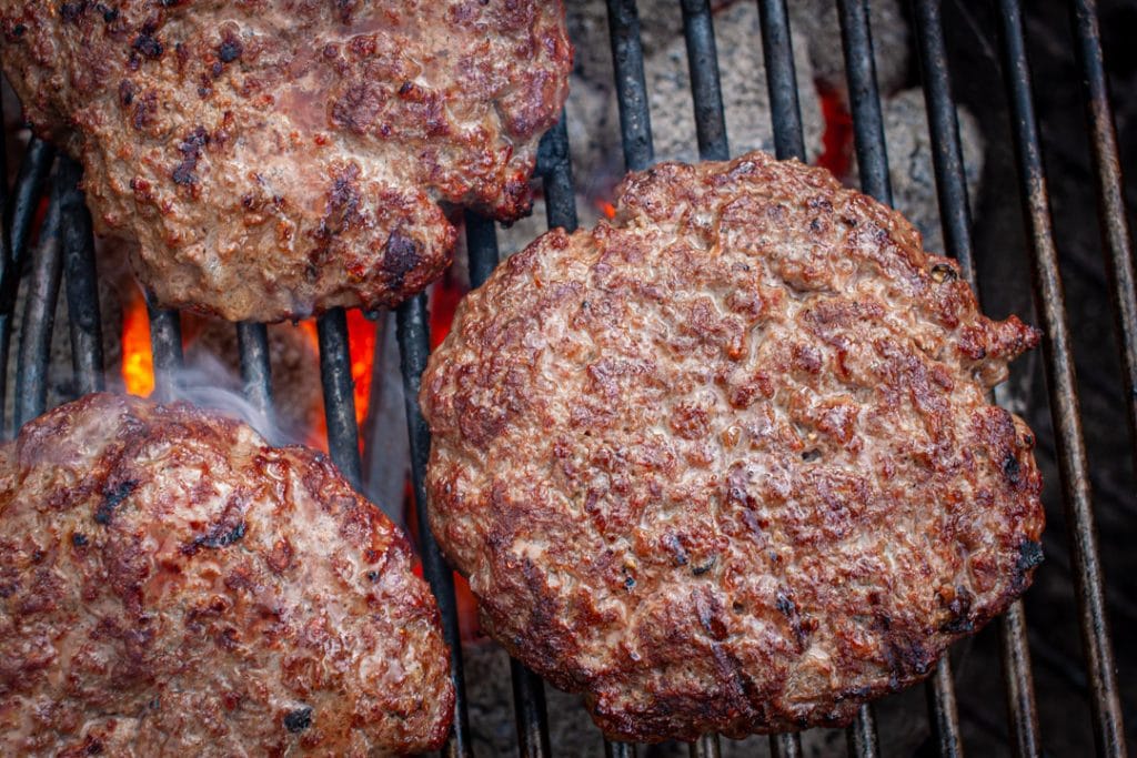 Patties für Hamburger grillen