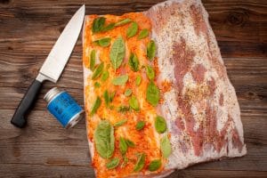 Schweinebauch für die Porchetta füllen