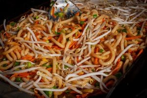 Udon-Nudelpfanne auf der Plancha
