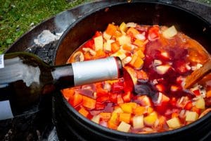 Rotwein oder Traubensaft für den Bauerntopf