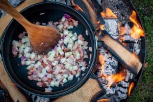 Speck und Zwiebeln für den Bauerntopf anbraten