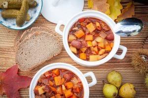 Terrine mit dem Bauerntopf und Brot