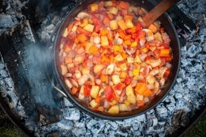 Bauerntopf mit passierten Tomaten