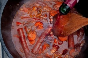 Knacker und Rotwein im Dutch Oven