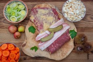 Rouladen für den Dutch Oven mit Gurken und Speck wickeln