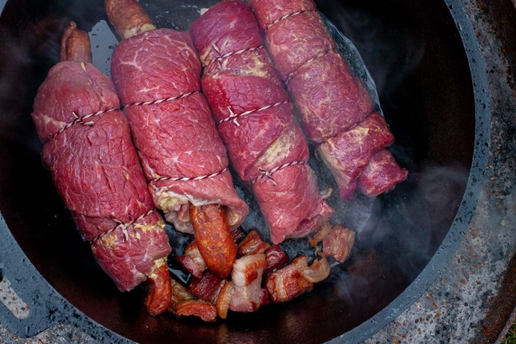 Rouladen der Fleischrebellen.de im Dutch Oven braten