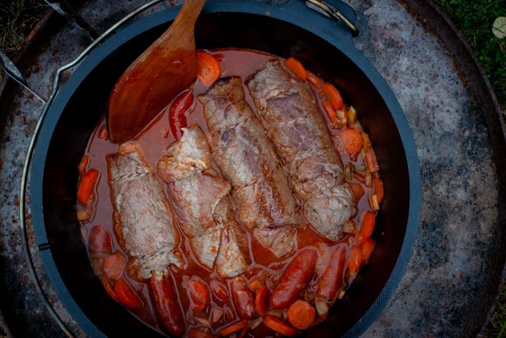 Rouladen im Dutch Oven schmoren