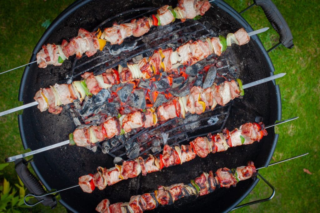 Schaschlik Spieße auf dem Kugelgrill