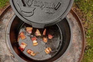 Speck anbraten im Dutch Oven