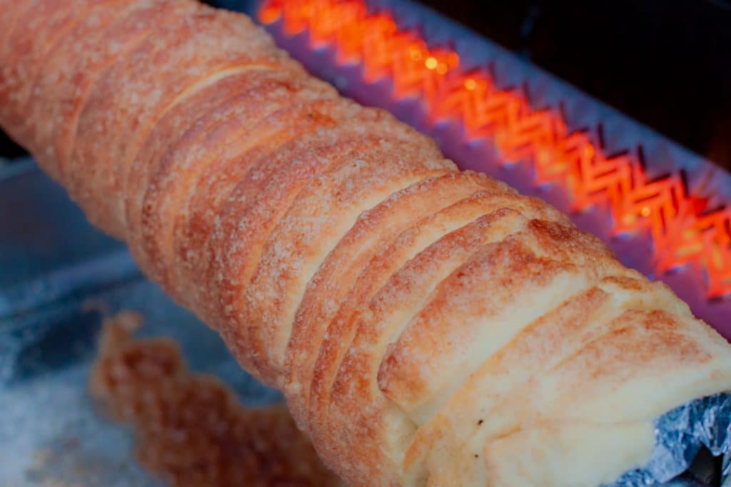 Trdelnik Baumstriezel am Drehspiess auf dem Gasgrill