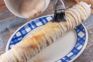 Trdelnik Baumstriezel mit Ei bestreichen