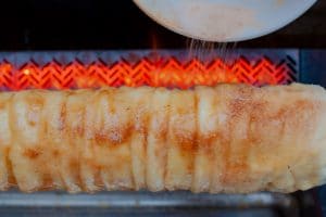 Trdelnik Baumstriezel am Drehspiess auf dem Gasgrill