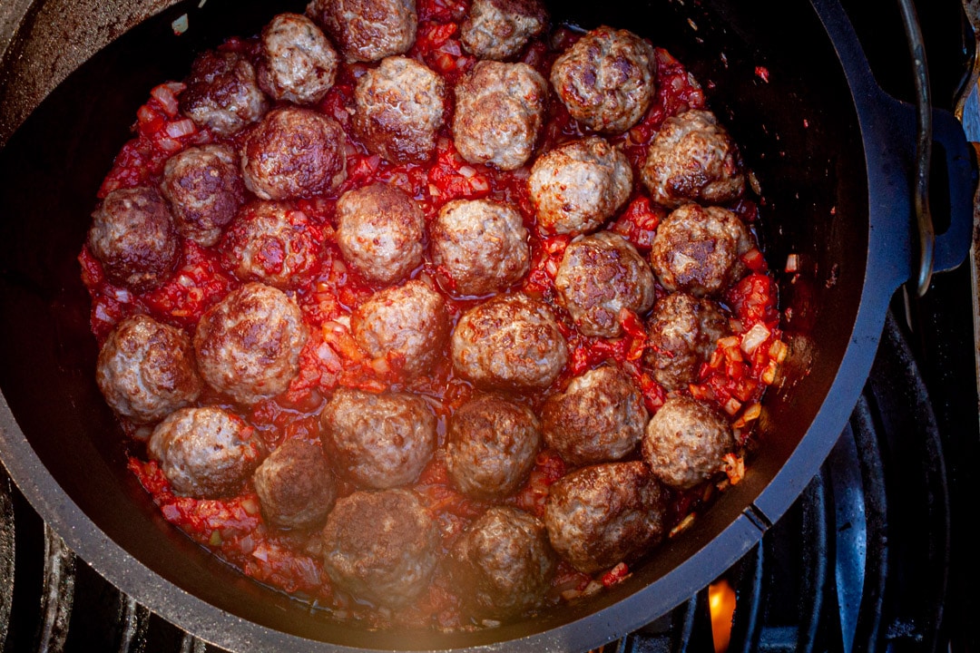 Hackbällchen im Dutch Oven