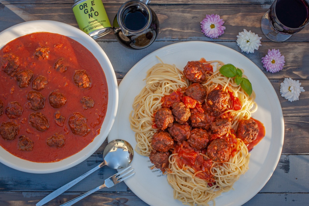 Hackbällchen mit Tomatensoße und Spaghetti