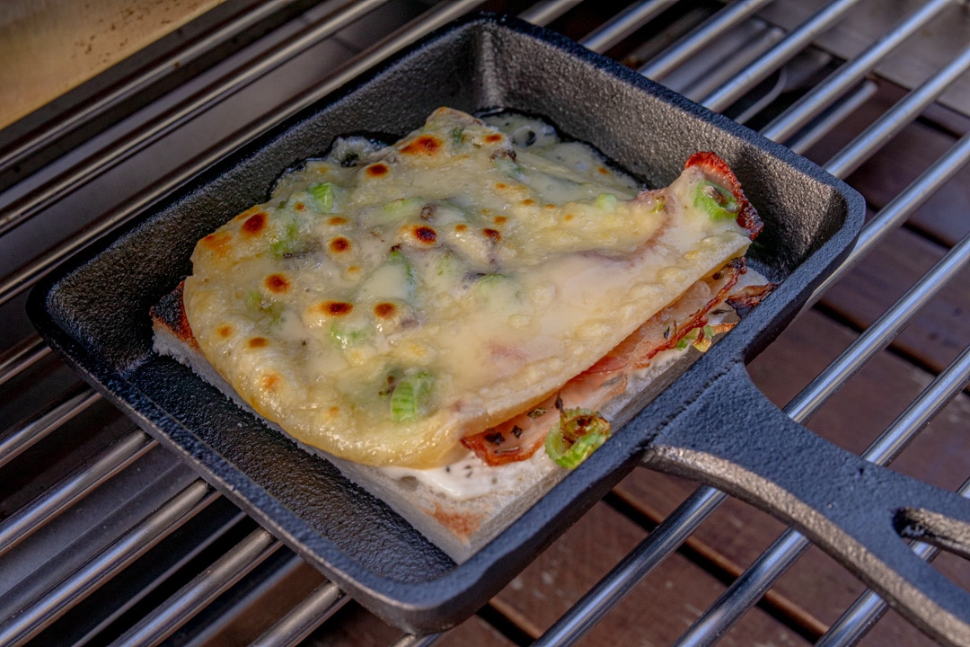 Raclette Flammkuchen-Art im Oberhitzegrill