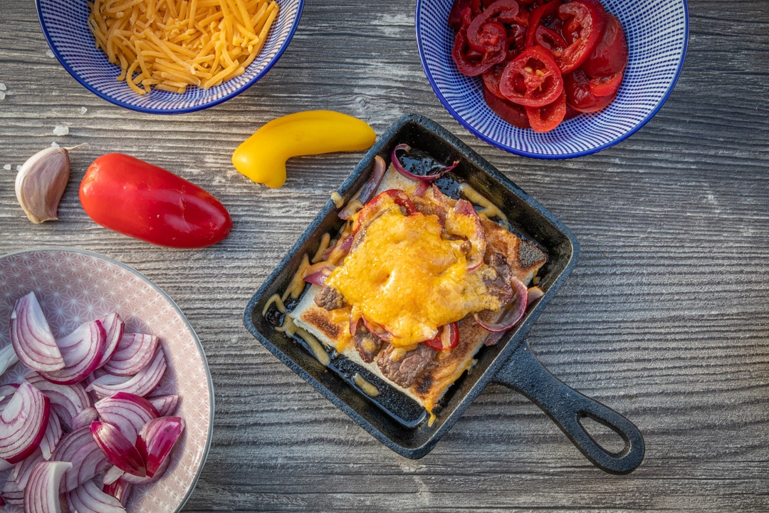 Raclette mit Steakstreifen, Zwiebeln und Jalapenos