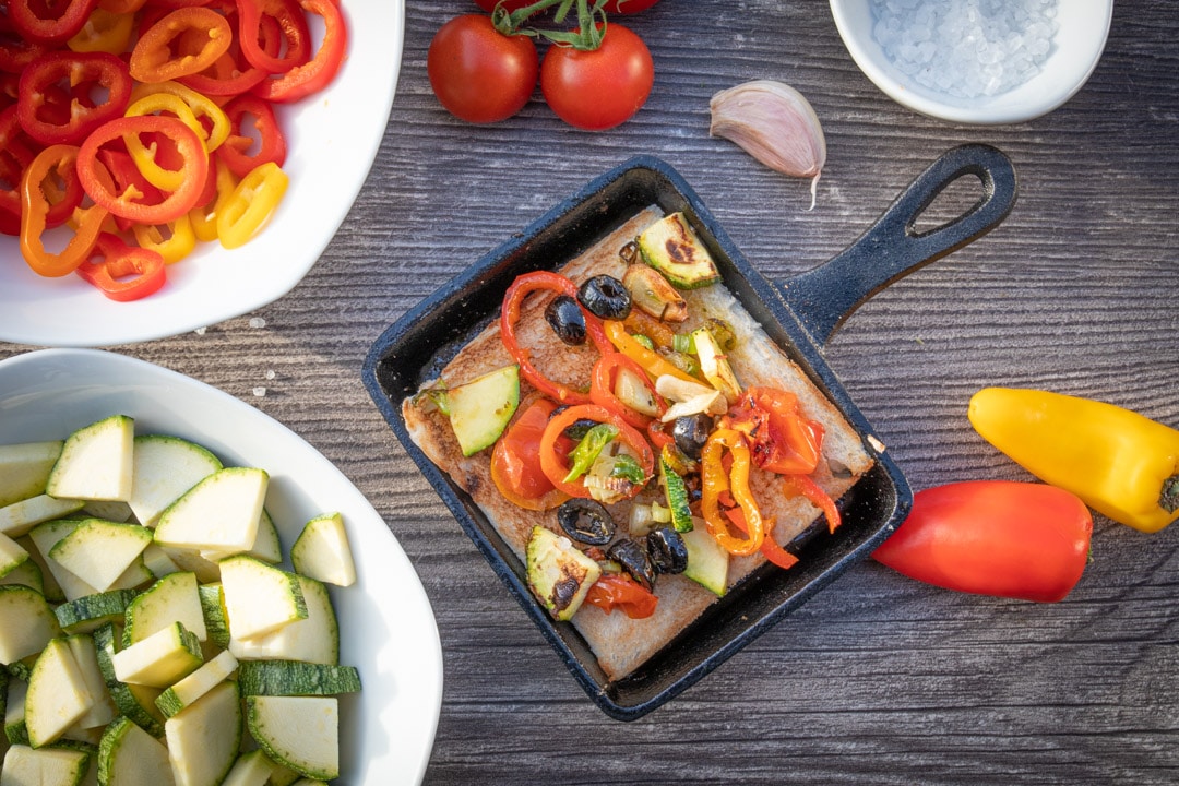 Mediterranes Raclette mit Oliven, Zuchini und Paprika