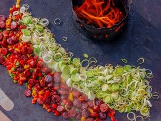 Tapa mit Chorizo, Kartoffen, Paprika, Lauch auf der Feuerplatte