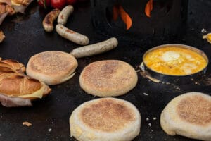 Frühstücks-Burger zubereiten auf der Feuerplatte