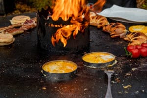 Frühstücks-Burger zubereiten auf der Feuerplatte