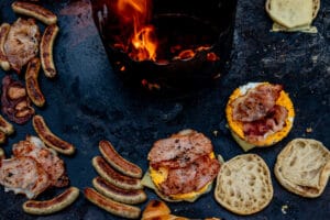 Frühstücks-Burger auf der Feuerplatte