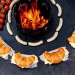 Croissants mit Schincken und Käse auf der Feuerplatte