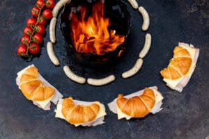 Croissants mit Schincken und Käse auf der Feuerplatte