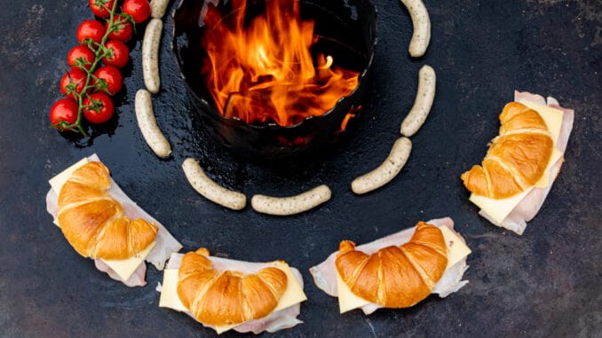 Croissants mit Schincken und Käse auf der Feuerplatte