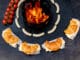 Croissants mit Schincken und Käse auf der Feuerplatte