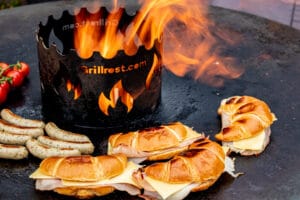 Schinken-Käse-Croissants von der Feuerplatte